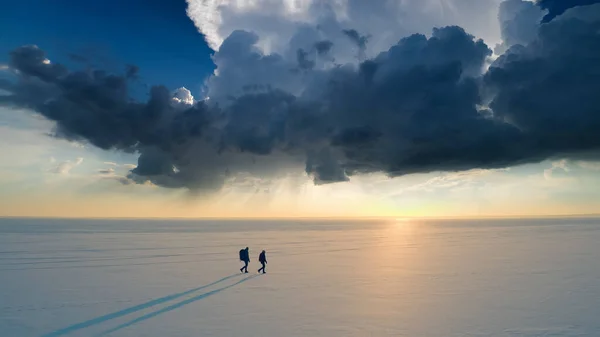 Two Travelers Walking Arctic Icy Field — Stok Foto
