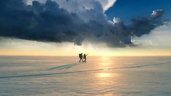 Two Travelers Walking Arctic Icy Field — kuvapankkivalokuva