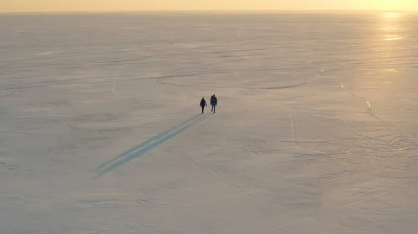 Upper View Two Travelers Walking Icy Field — Stok Foto