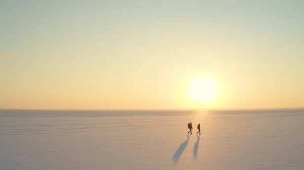 Two People Backpacks Going Snow Field Beautiful Sky — kuvapankkivalokuva