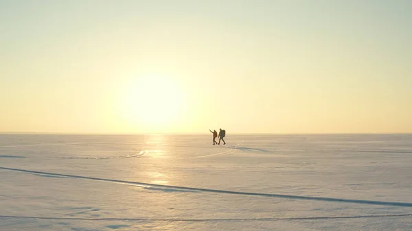 Two Tourists Going Snow Field Beautiful Sky – stockfoto