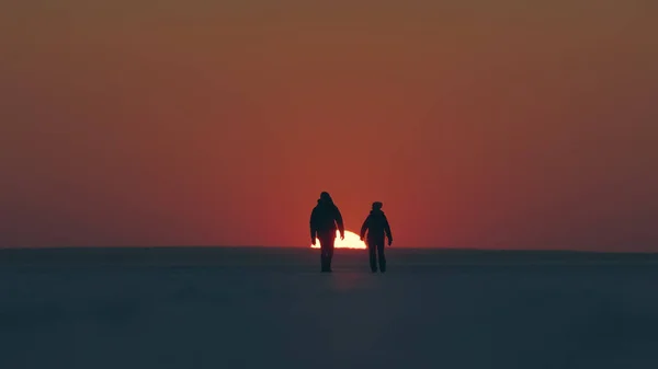 Two Tourists Going Snow Field Beautiful Sunset — Stockfoto