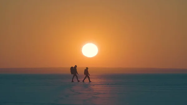 Romantic Couple Walking Snow Field Sunset Background — kuvapankkivalokuva