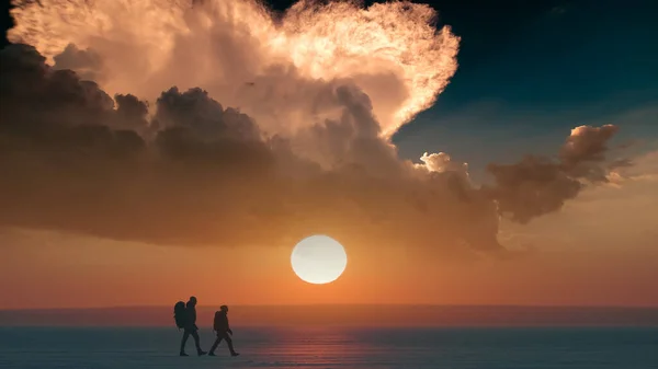 Two Travelers Walking Arctic Snowy Field Sunset Background — Stok Foto