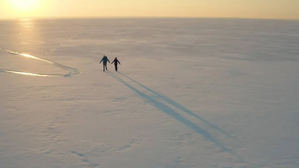 Two Travelers Walking Arctic Icy Field — Stok Foto