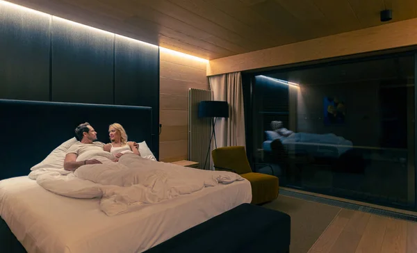 กโรแมนต กนอนบนเต ยงในห องโรงแรม — ภาพถ่ายสต็อก