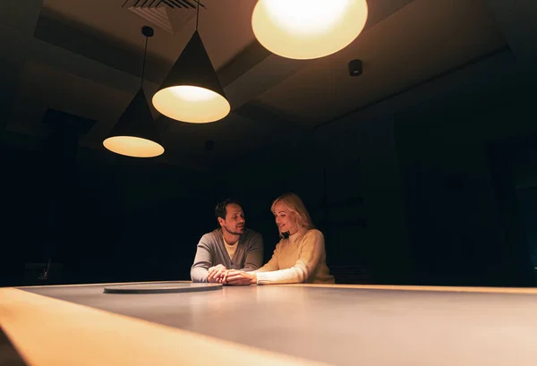 Young Couple Sitting Table Empty Night Bar — 图库照片