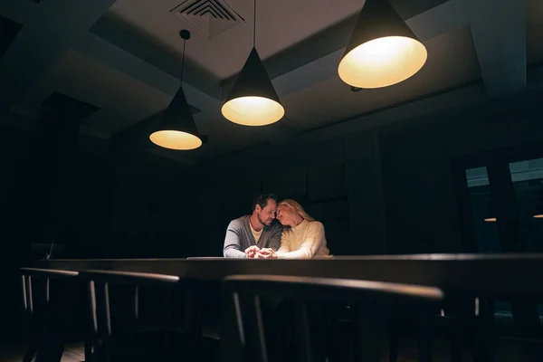 Romantic Couple Sitting Table Empty Night Restaurant — Stock Fotó