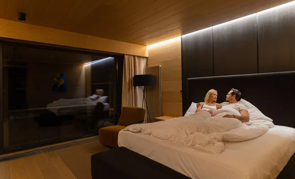 กโรแมนต กนอนบนเต ยงในห องโรงแรม — ภาพถ่ายสต็อก