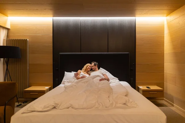 Man Woman Lying Bed Hotel Room – stockfoto