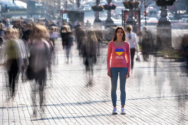 Ukrainian Pretty Girl Stands Middle Crowded Street — Stok Foto