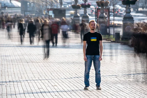 Pemuda Itu Berdiri Tengah Jalan Yang Penuh Sesak — Stok Foto