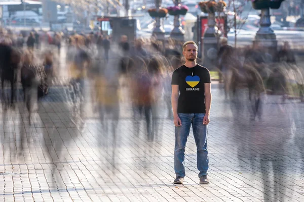 Ukrainian Man Stands Crowded Street — kuvapankkivalokuva