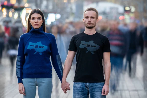 Young Ukrainian Couple Stand Middle Street — kuvapankkivalokuva