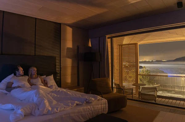 Man Woman Have Rest Bedroom Beautiful View Rechtenvrije Stockfoto's