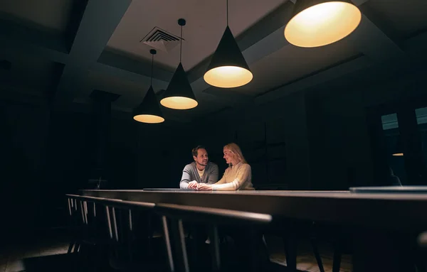 Romantic Couple Sitting Table Empty Night Restaurant kuvapankin valokuva