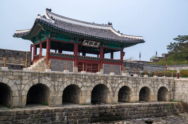 Porta di Hwahongmun (Buksumun), fortezza di Suwon Hwaseong, Corea del Sud — Foto Stock