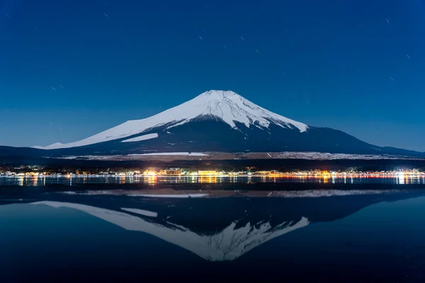 Japonya, Yamanashi 'deki Yamanaka Gölü' nden yansıyan Fuji Dağı 'nın Nightview' i..
