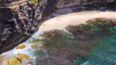 Endonezya, Bali 'deki Nusa Penida Adası' ndaki Kırık Köprü 'ye vuran inanılmaz yeşilimsi mavi su. Popüler fotoğraf mekanı ve Kırık Plaj