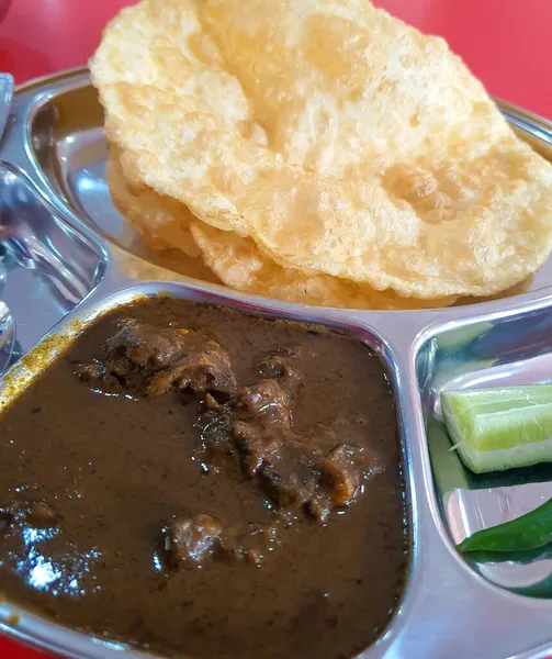 Ινδικό Κάρυ Πάπιας Luchi Σερβίρεται Ινδικό Εστιατόριο Παραδοσιακό Πιάτο — Φωτογραφία Αρχείου