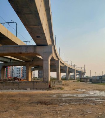 Uttara, Dhaka, Bangladeş: 12 / 1 / 2021 - Bangladeş 'teki Metro demiryolu projesi. Uttara, Dhaka 'daki Dhaka metro köprüsünü neredeyse bitirdim..