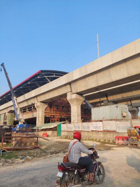 Uttara, Dhaka, Bangladeş: 12 / 1 / 2021 - Bangladeş 'teki Metro demiryolu projesi. Dhaka metro projesinin başlangıç istasyonu Uttara 'da inşa ediliyor..