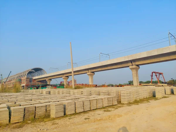 Uttara, Dhaka, Bangladeş: 12 / 1 / 2021 - Bangladeş 'teki Metro demiryolu projesi. Dhaka metro istasyonunun Uttara 'daki ilk kalkış istasyonu yapım aşamasında..