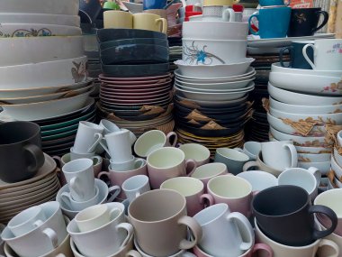 Her çeşit melamin, seramik tabaklar, yemek takımları ve fincanlar yerel bir markette satılıyor..