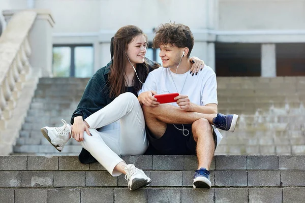 Ung Kille Och Flicka Som Sitter Gatan Som Har Ett — Stockfoto