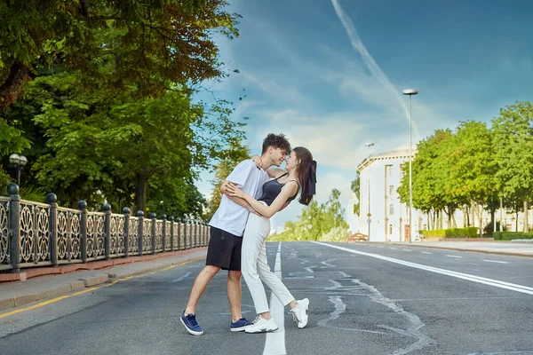 小伙子夏天和一个女孩在城里的小路上拥抱 — 图库照片