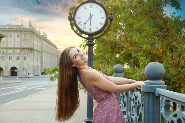 Gadis Cantik Dengan Rambut Panjang Berdiri Kota Dekat Jam Besar — Stok Foto