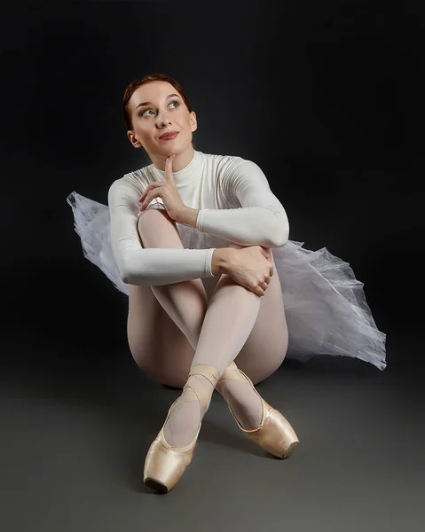 Attraente Ballerina Seduto Studio Uno Sfondo Scuro — Foto Stock
