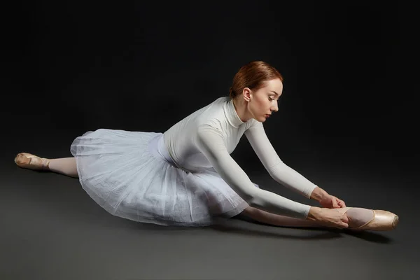 Elegante Bailarina Hizo Estiramiento Sesiones Fotos Estudio Sobre Fondo Oscuro — Foto de Stock