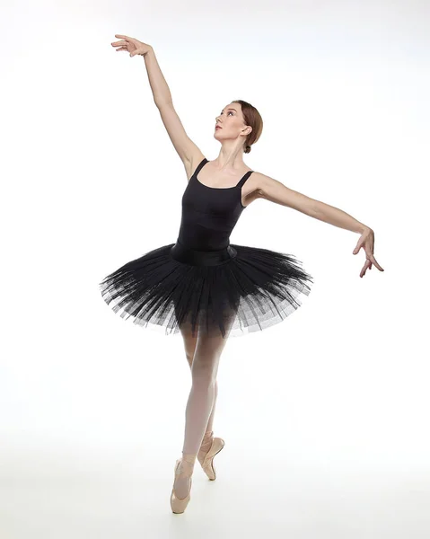 Aantrekkelijke Ballerina Staat Haar Vingertoppen Fotoshoot Studio Een Witte Achtergrond — Stockfoto