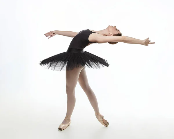 Aantrekkelijke Ballerina Staat Haar Vingertoppen Fotoshoot Studio Een Witte Achtergrond — Stockfoto