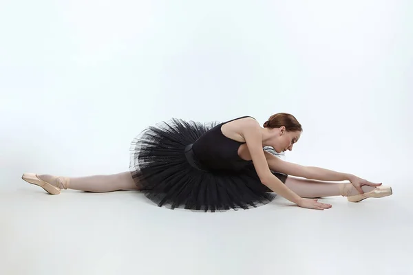 Elegante Bailarina Hizo Estiramiento Sesiones Fotos Estudio Sobre Fondo Blanco — Foto de Stock