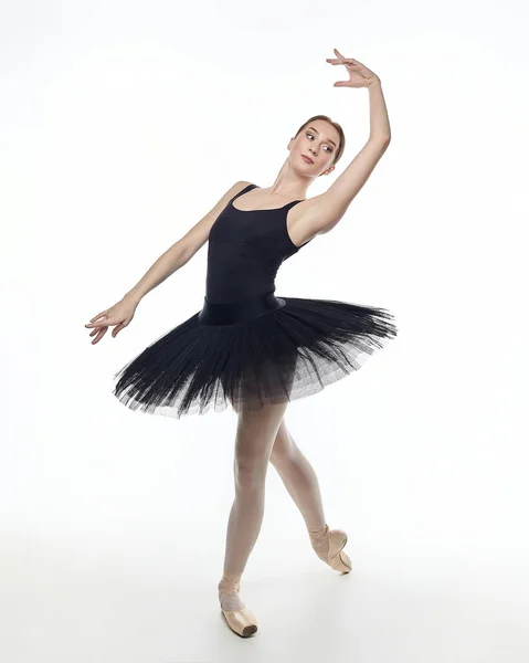 Aantrekkelijke Ballerina Staat Haar Vingertoppen Fotoshoot Studio Een Witte Achtergrond — Stockfoto