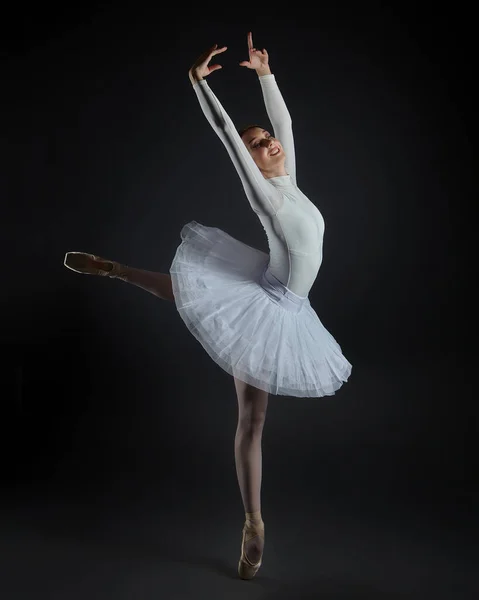 Die Attraktive Ballerina Steht Auf Ihren Fingerspitzen Fotoshooting Studio Auf — Stockfoto