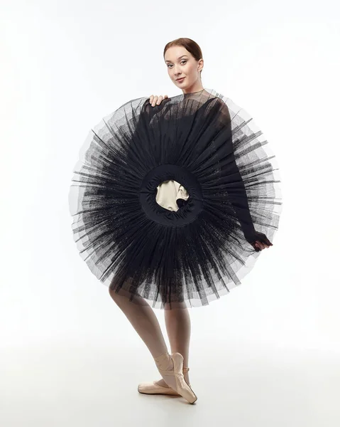 Retrato Uma Bailarina Aparência Caucasiana Que Detém Tutu Suas Mãos — Fotografia de Stock