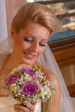 sevimli sarışın gelin ile sevimli bir gülümseme - kadar yakın.