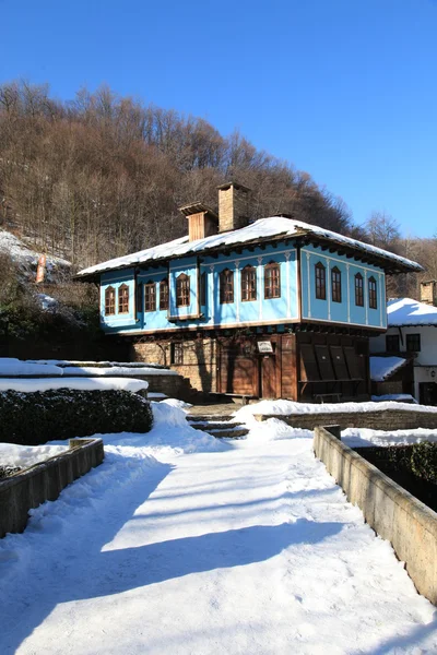 Traditionele Bulgaarse huis tijdens de winter, etar, gabrovo, Bulgarije. — Stockfoto