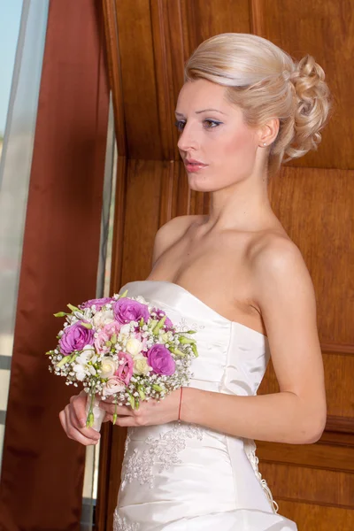 Blonde bride with adorable smile - close up. — Stock Photo, Image