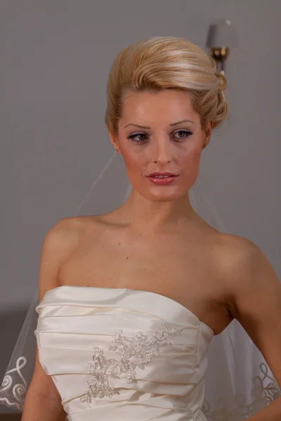 Mooie blonde bruid met zachte make-up — Stockfoto