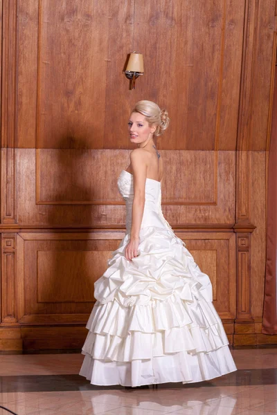Beautiful blonde bride over wooden background. — Stock Photo, Image