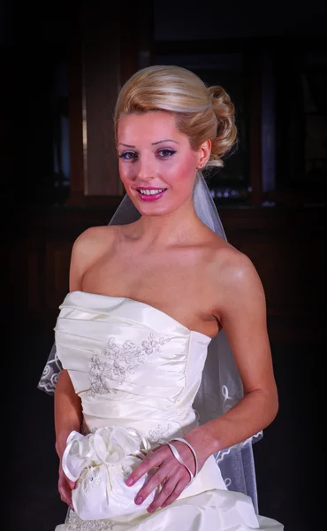 Adorable blonde bride with elegante wedding dress and veil. — Stock Photo, Image