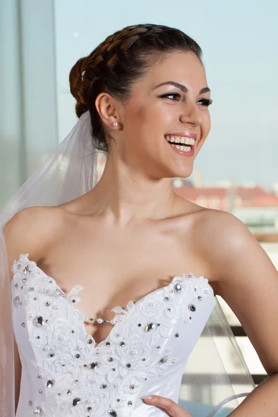 Rindo noiva com sorriso adorável - close-up . — Fotografia de Stock