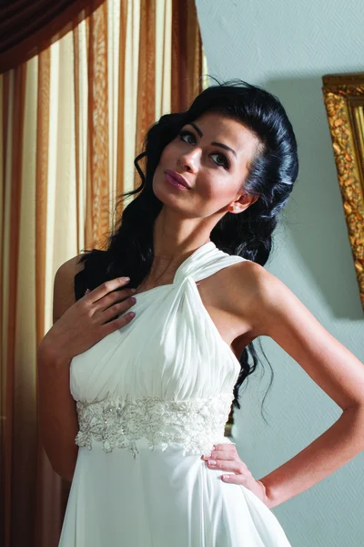 Close up portrait of adorable bride with beautiful eyes and long black hair. — Stock Photo, Image