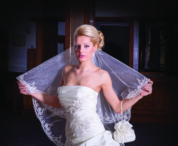 Adorable mariée blonde avec robe de mariée élégante et voile . Image En Vente