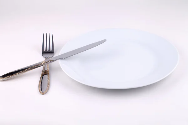 Beyaz tabak, bıçak ve çatal
