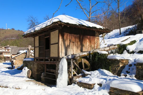 冬、etar、ガブロヴォ、ブルガリアの中に伝統的なブルガリアの家. — ストック写真